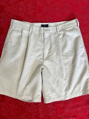 Dockers Golf Cream Pleated Shorts Men’s 34 Microfiber Casual 7.5” Inseam